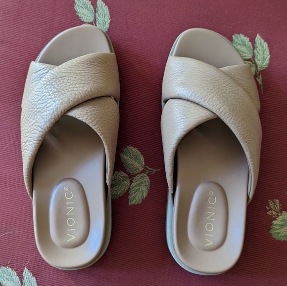 VIONIC Vesta Flatform Lug Sandal - Picture 2 of 6